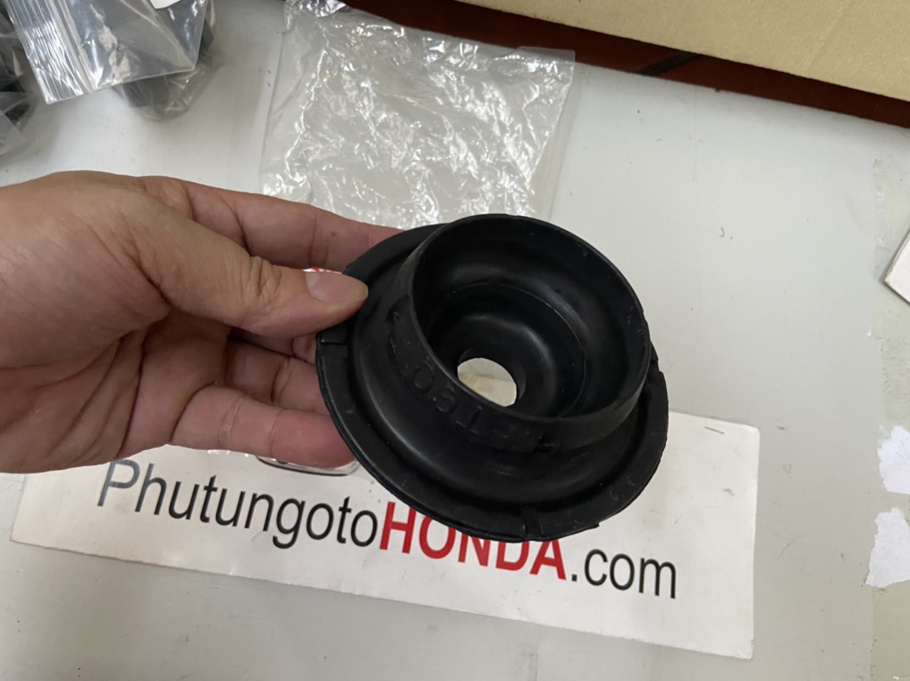 (Cao su bi bát bèo giảm xóc trước xe Honda CITY 2014 đến 2018 nguồn PhutungotoHonda.com)